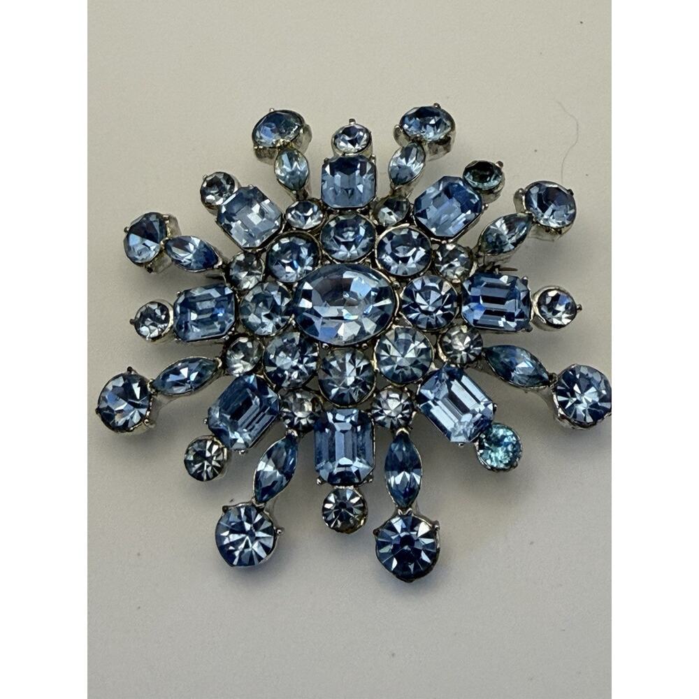 Coro Ice Blue Rhinestone Starburst Brooch – Mid Century Snowflake Vintage